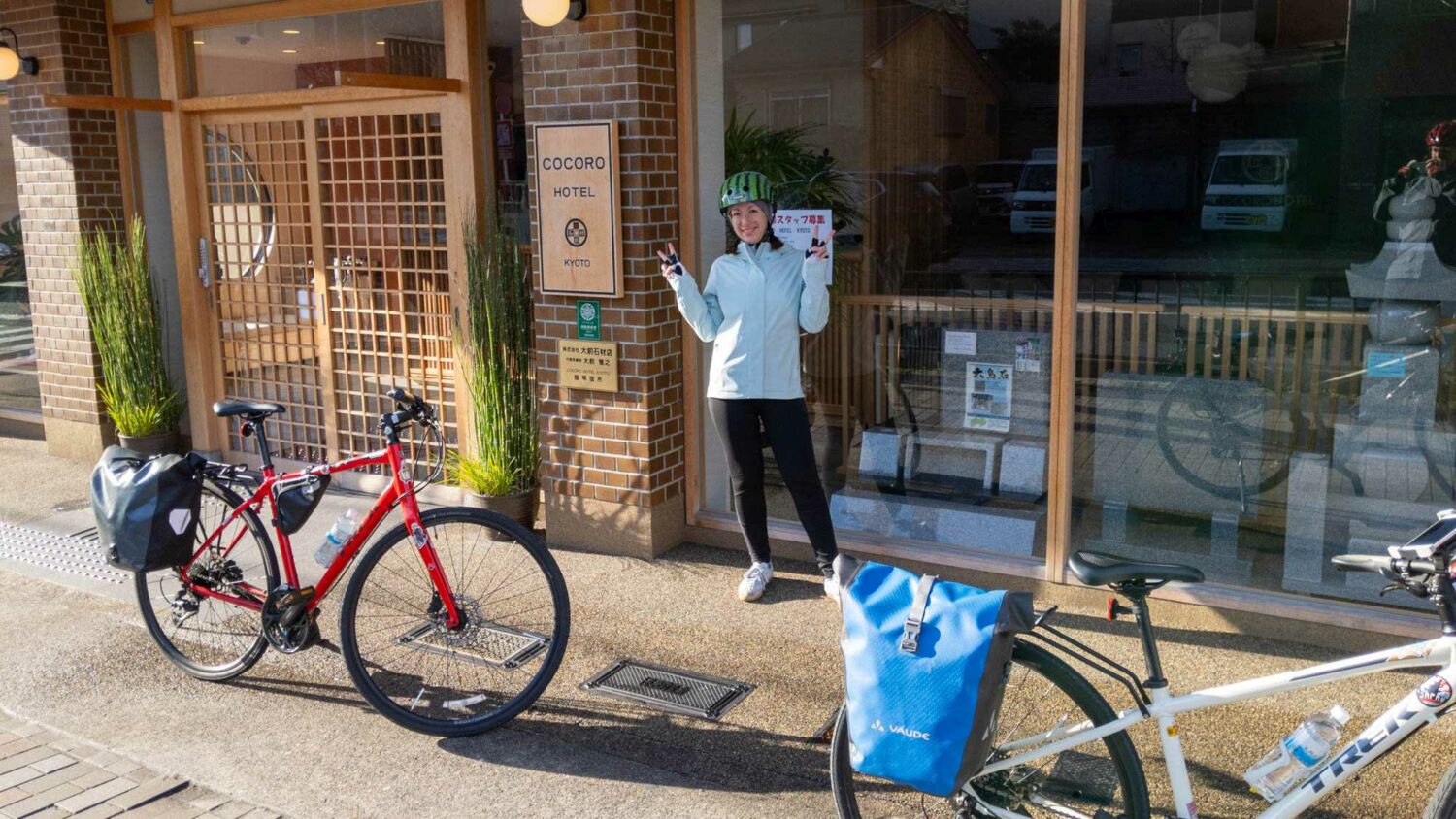 Stephanie mit den Fahrrädern vor dem Cocoro Hotel in Kyoto