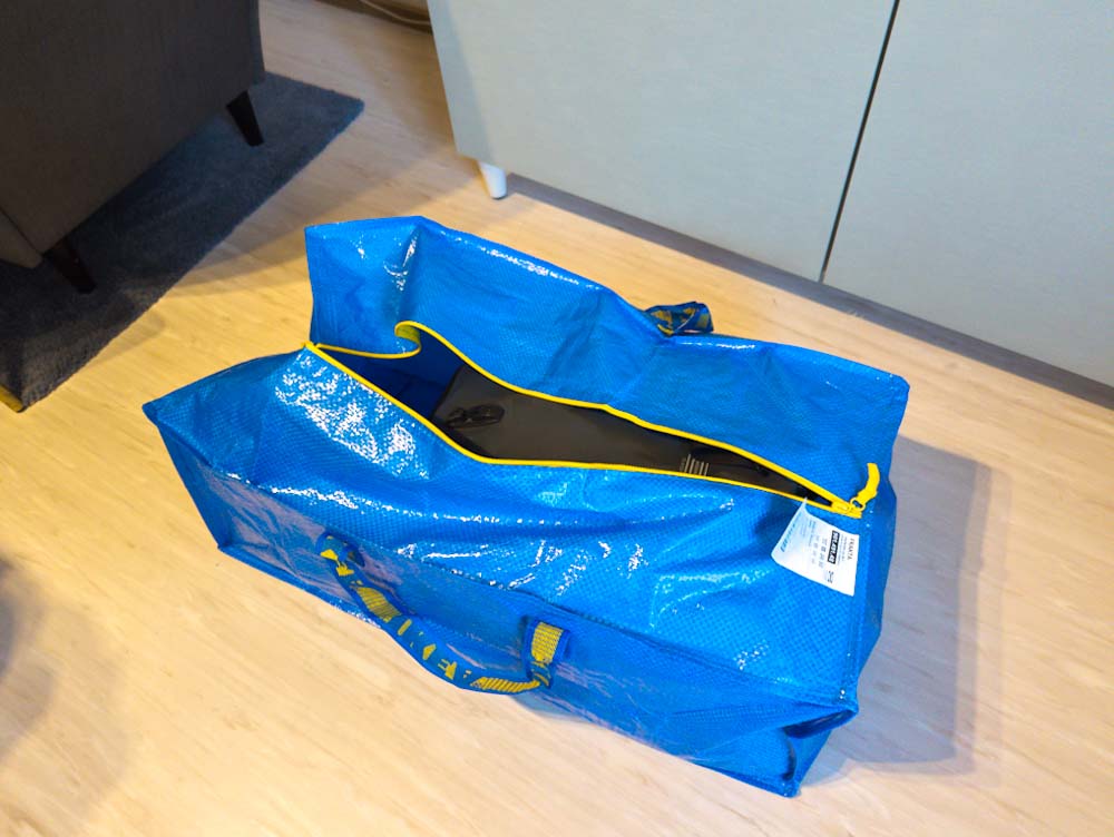 Das Reisegepäck in Ikea-Taschen