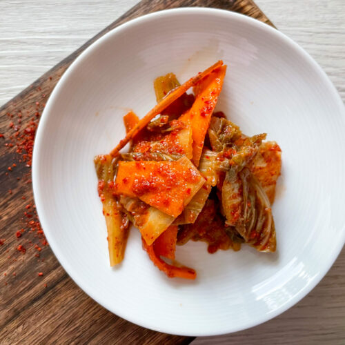 Selbst gemachtes Kimchi auf einem Teller