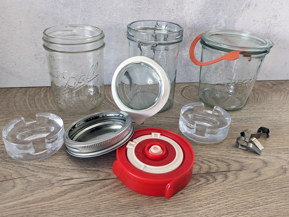 Gläser-Sammlung: Fermentierglas, Bügelverschluss-Glas und ein simples Weck-Glas.