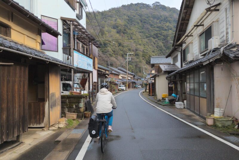 Fahrrad fahren Japan links und rechts Häuser