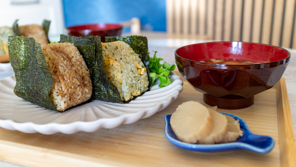 Onigiri-Menü mit Miso-Suppe und eingelegten Rettich