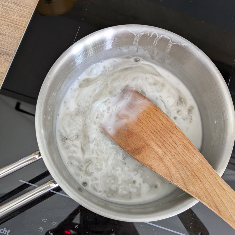 Warabi Mochi Teig im Topf wird langsam fest