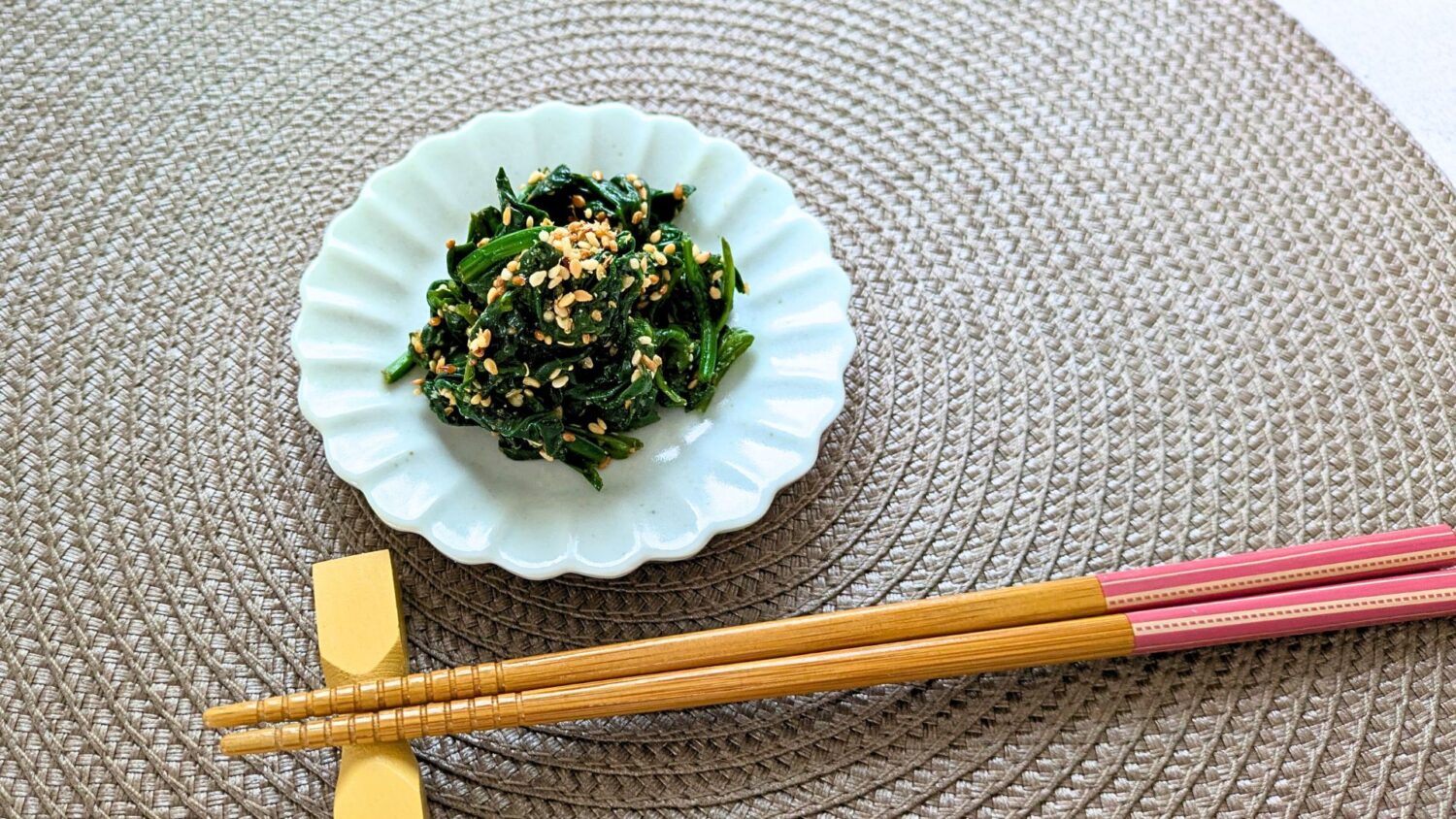 Spinat-Namul auf Teller angerichtet.