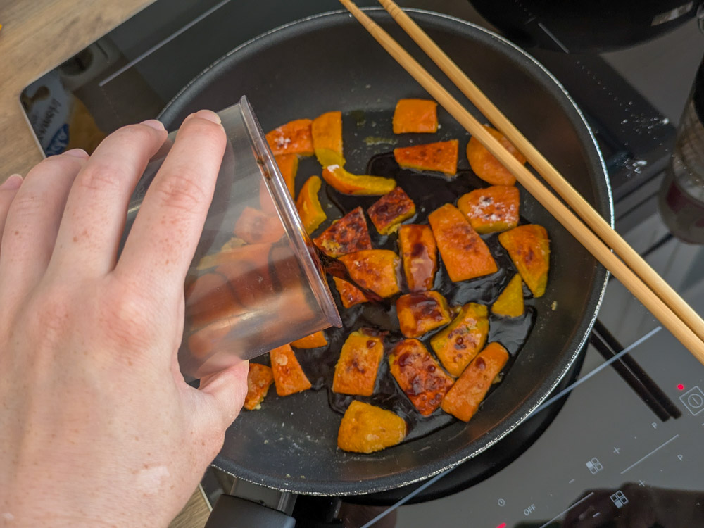 Soße dazugeben Kabocha Nanban