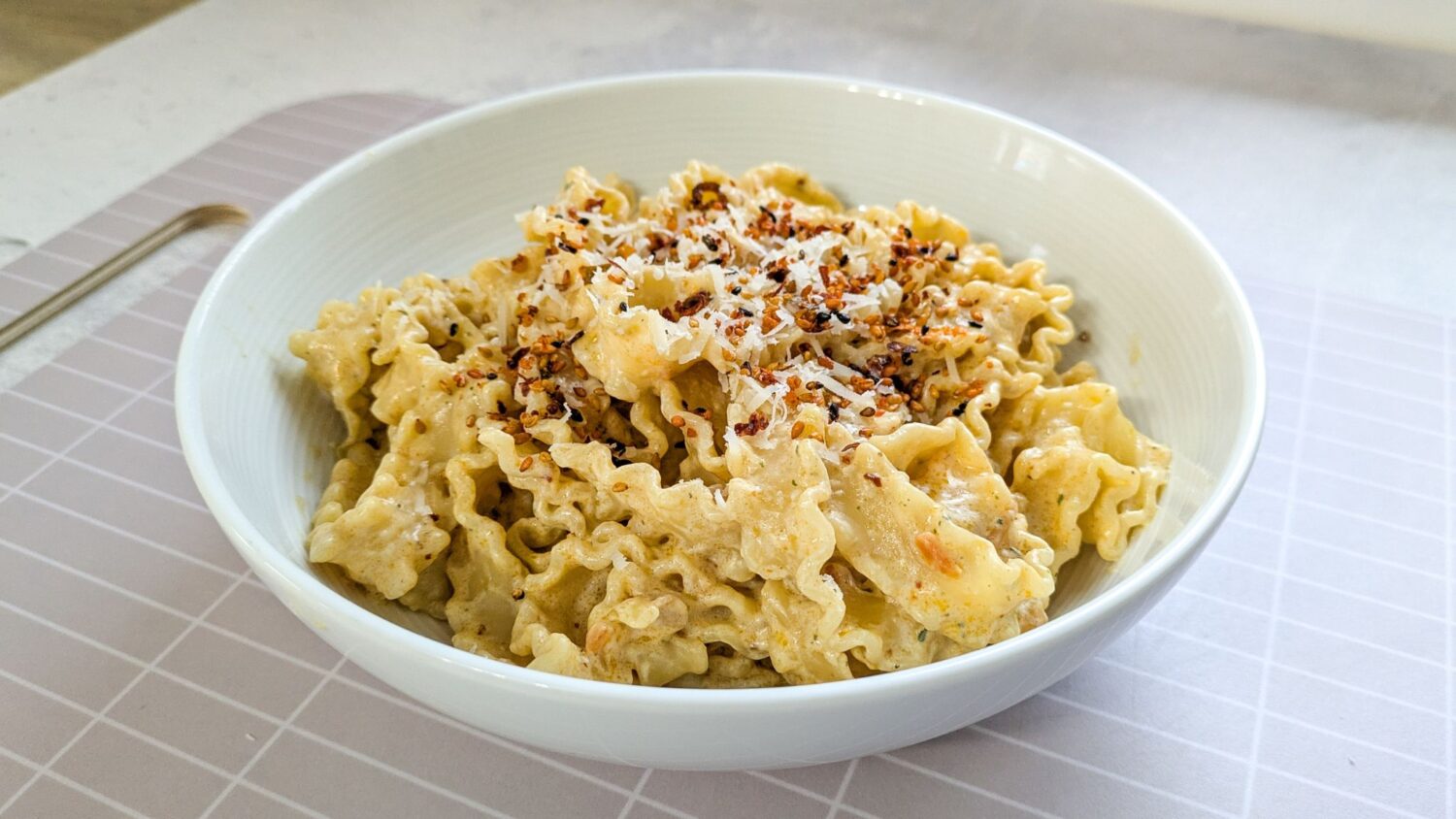 Teller mit Rayu-Pasta