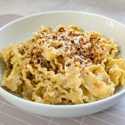 Teller mit Rayu-Pasta