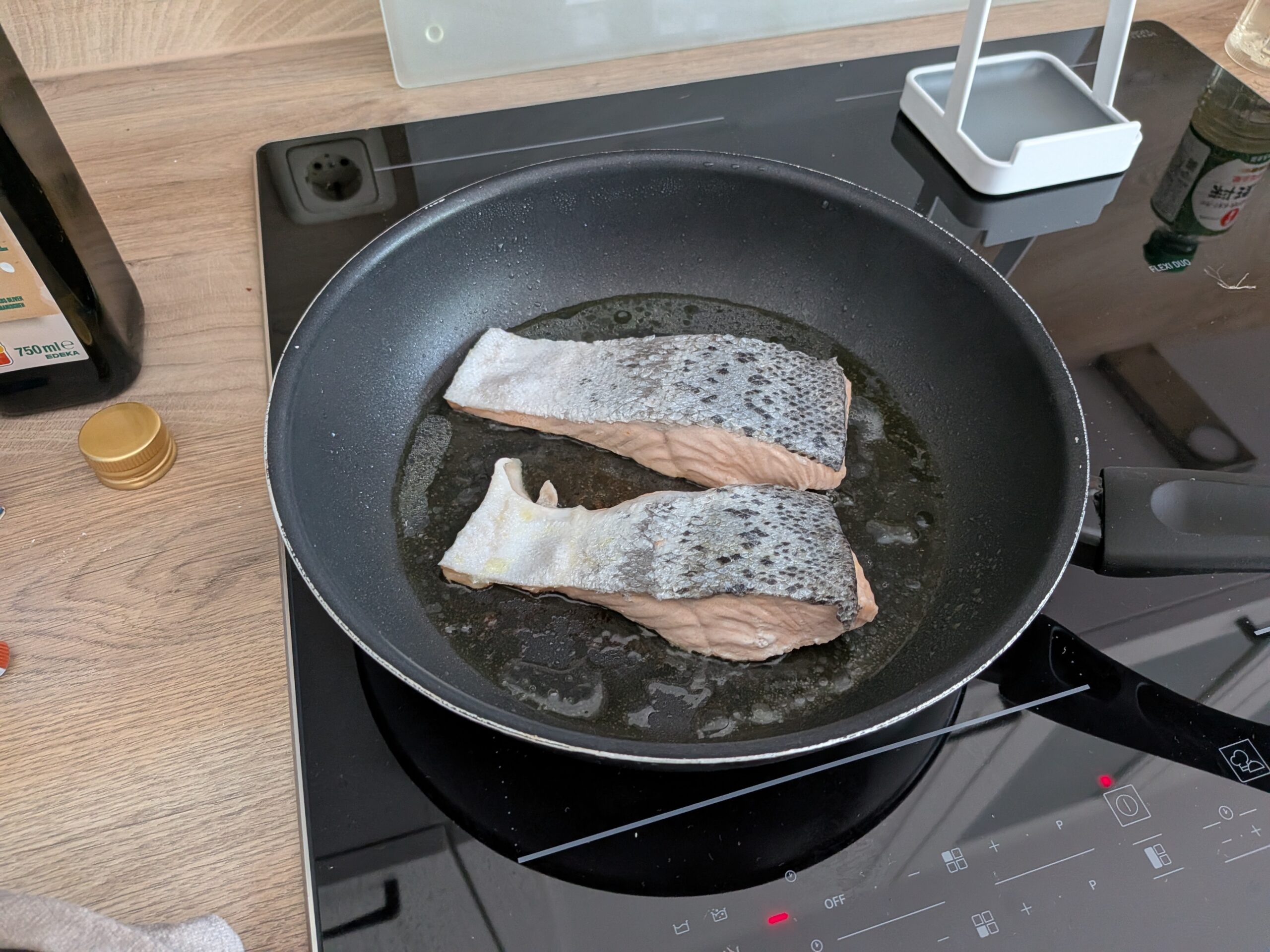 Zwei Lachsfilets in der Pfanne
