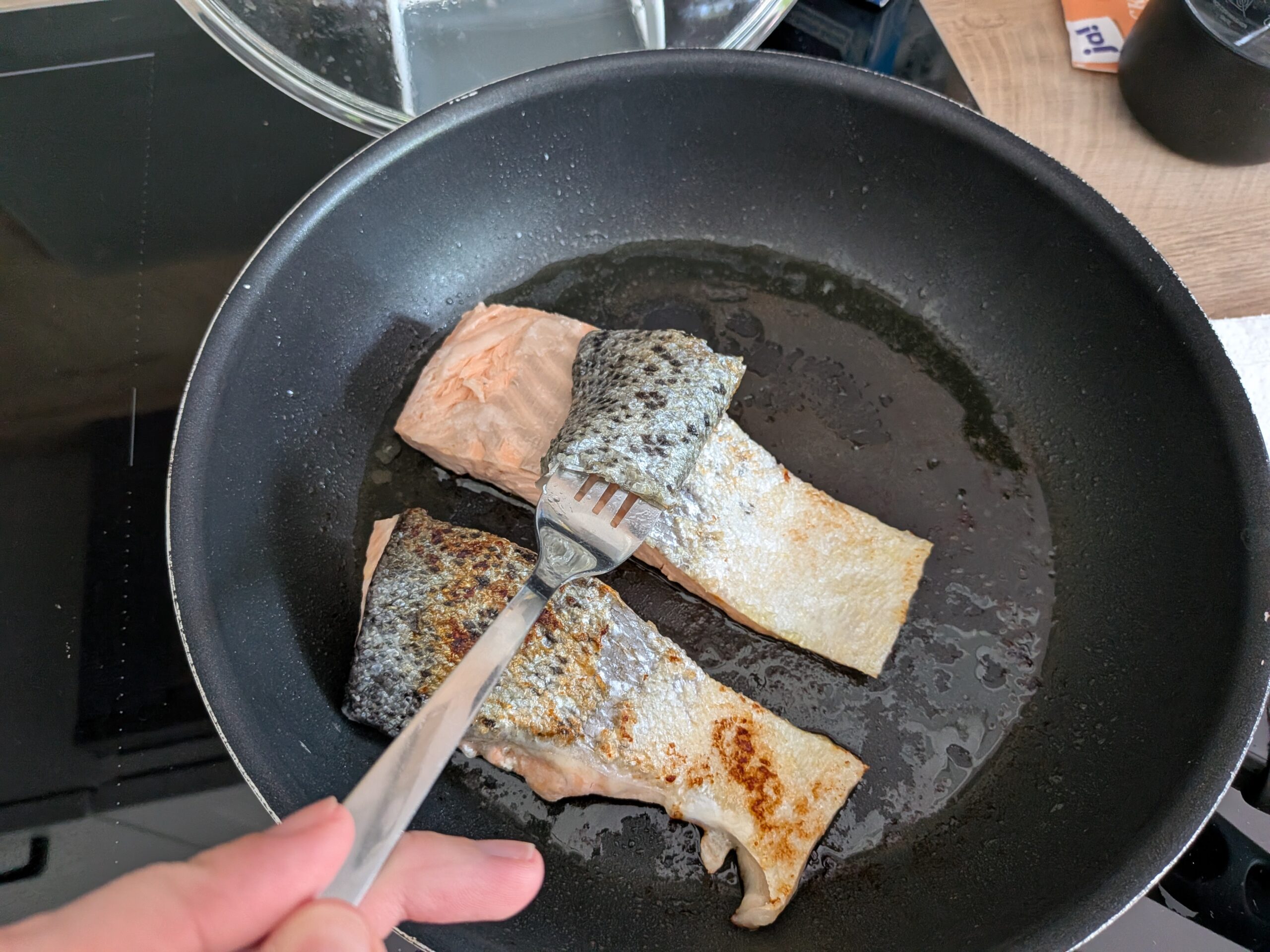 Die Haut von zwei Lachsfilets wird entfernt
